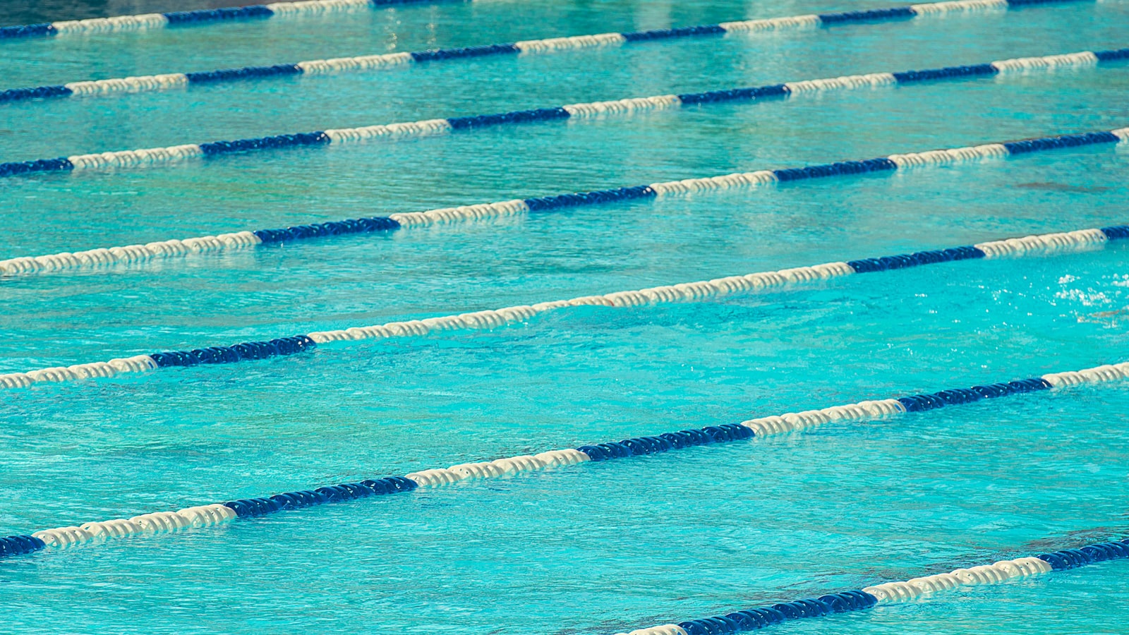 Why is it better to swim in the middle lanes?