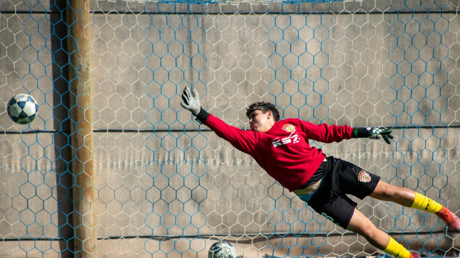 Who is the tallest soccer goalkeeper ever?