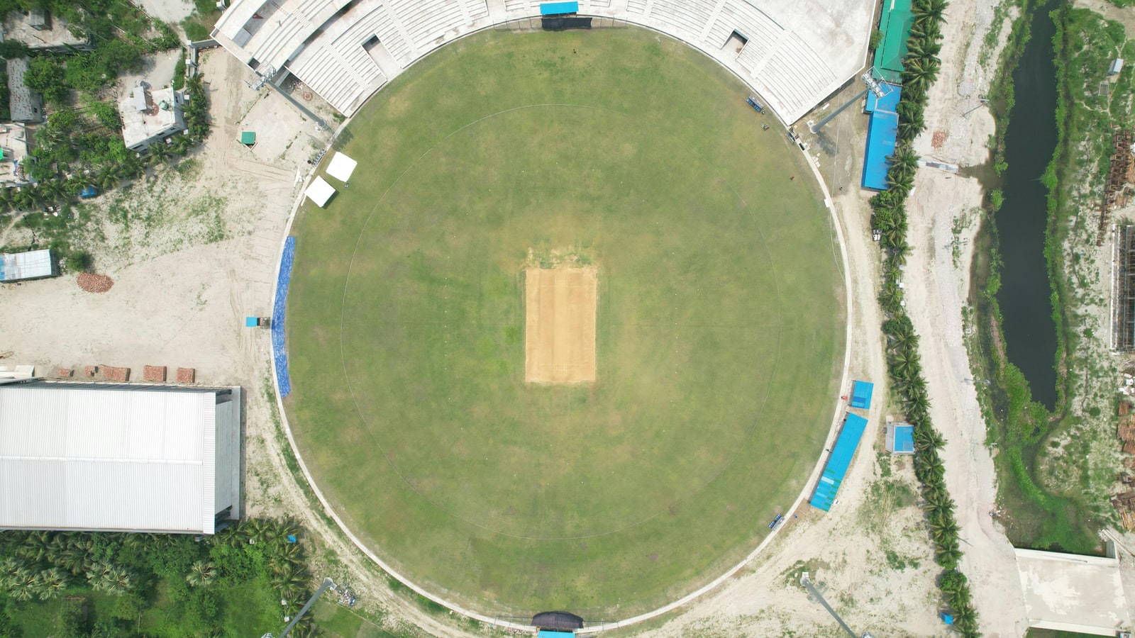 Which is the largest cricket ground in Mumbai?