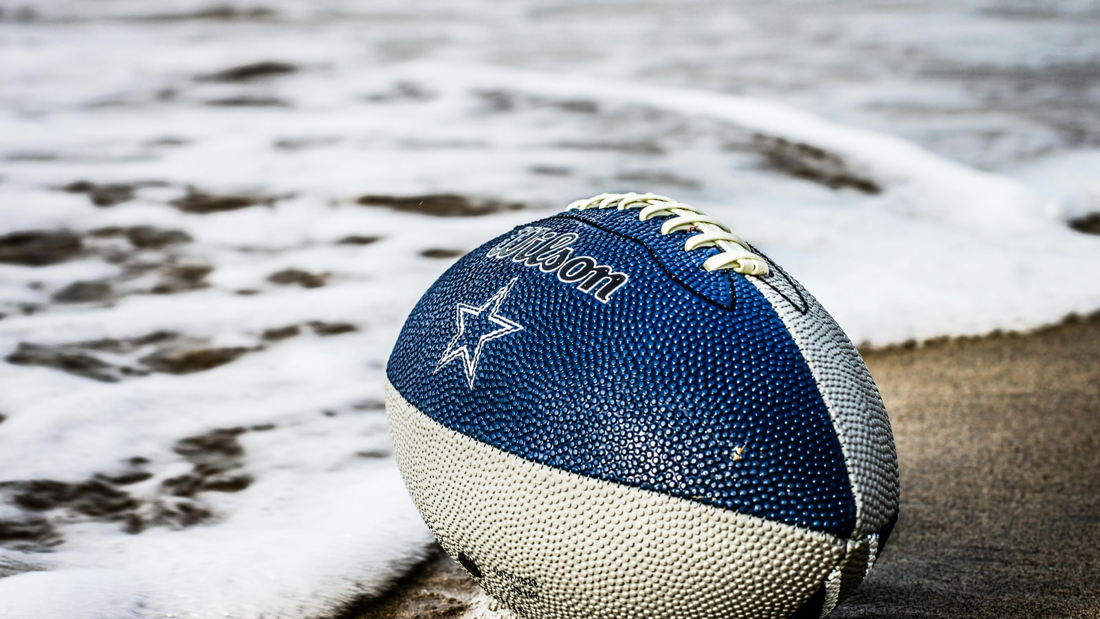 Who was the quarterback for the Dallas Cowboys in 1990?