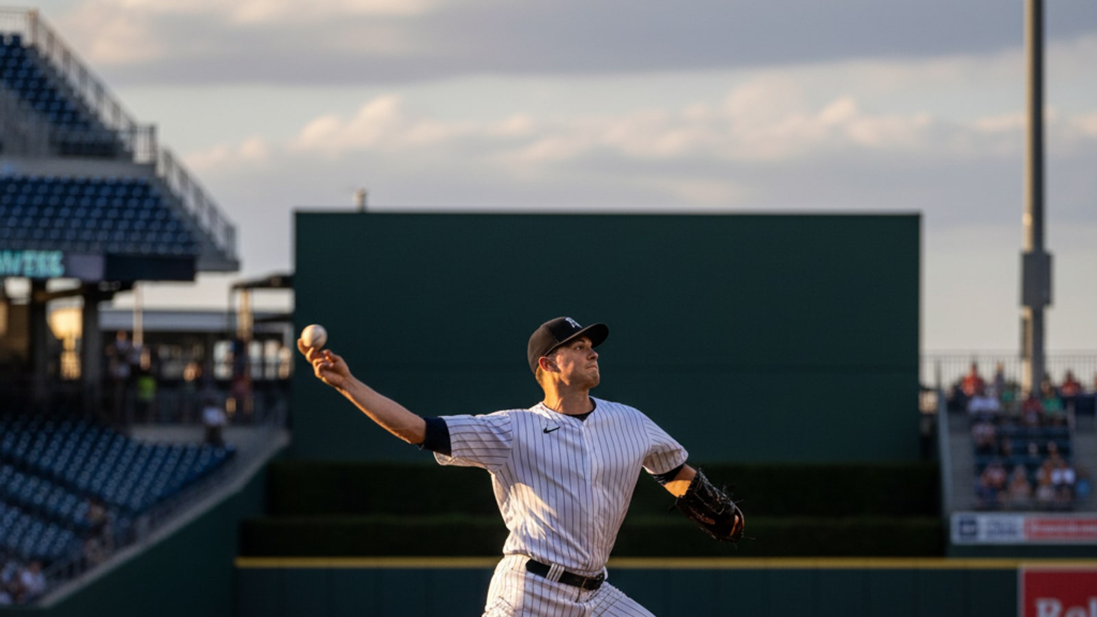Are there any left-handed pitchers in the MLB?