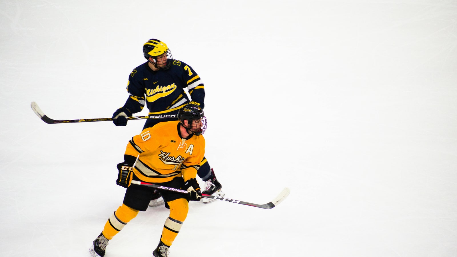 Who bullies off in hockey?
