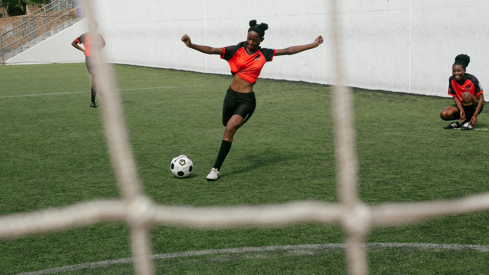 Which player holds the record for most goals in consecutive games?