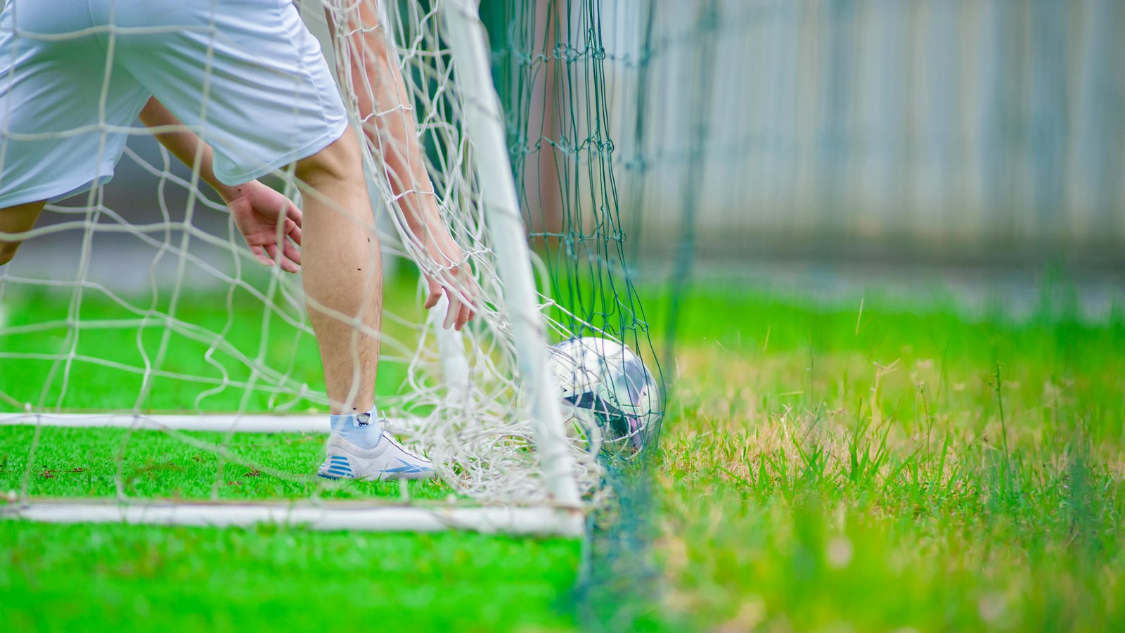 Who was the first goalkeeper to score a goal from a clearance?