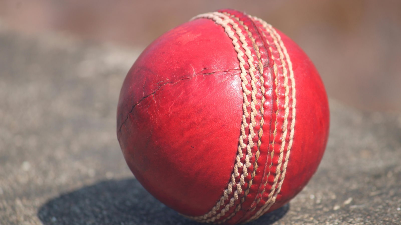 Which two countries play the Ashes Test cricket series?