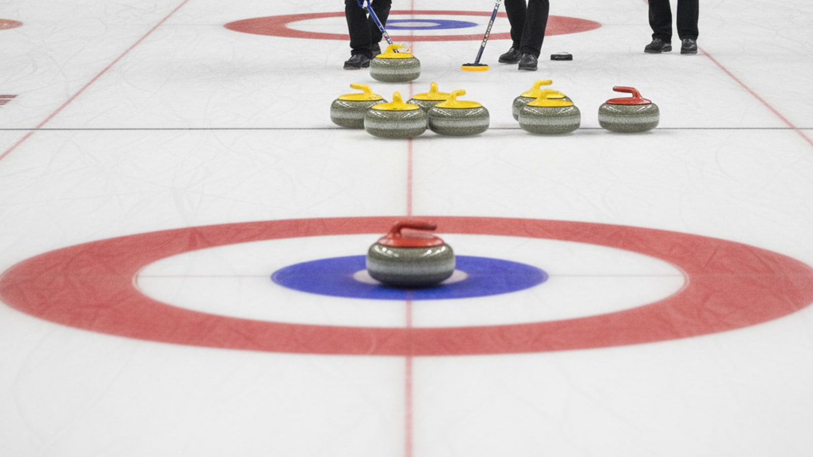 How are the points scored in a curling game?