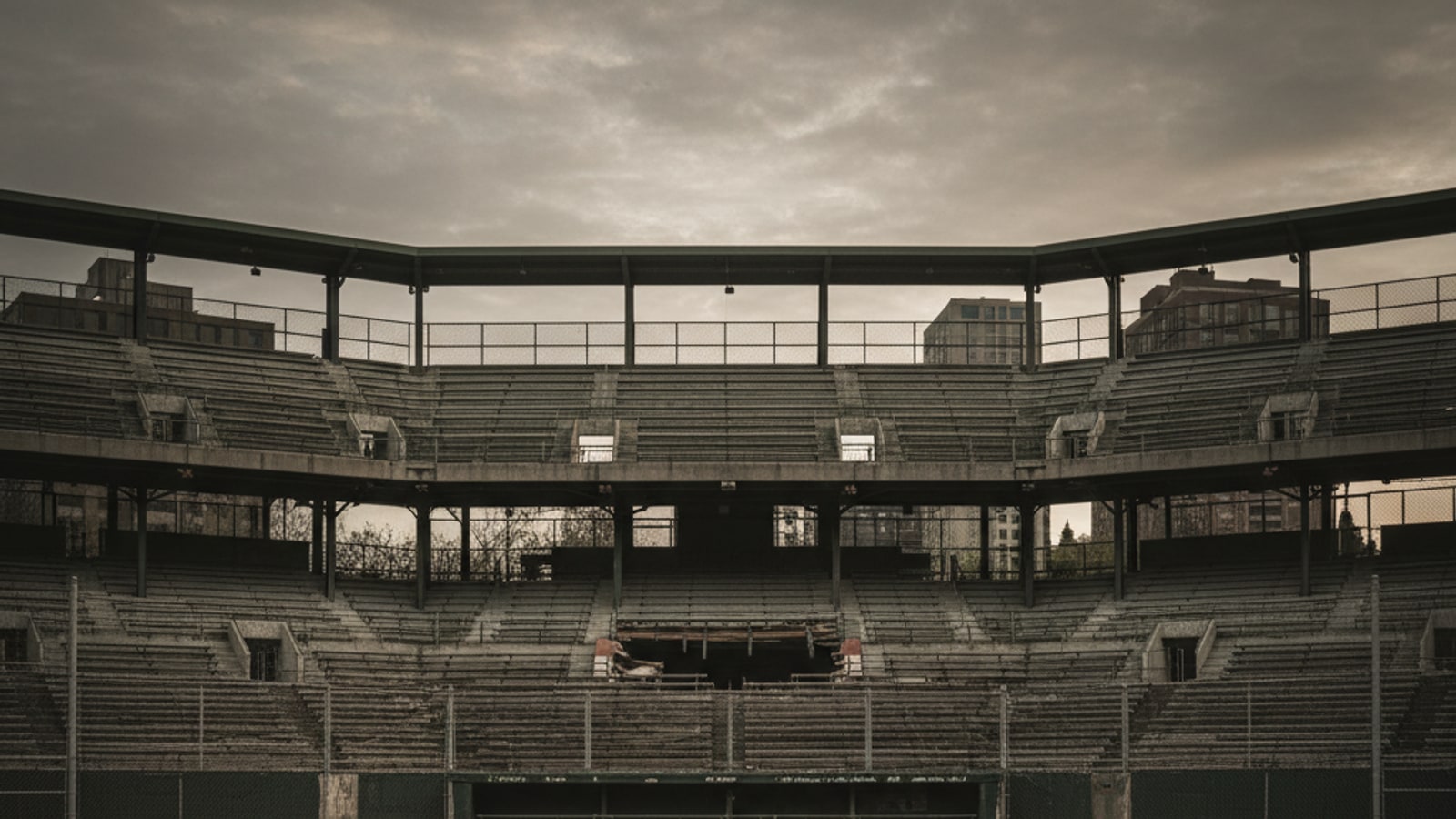 Did a fan actually throw a chair at Roger Maris?