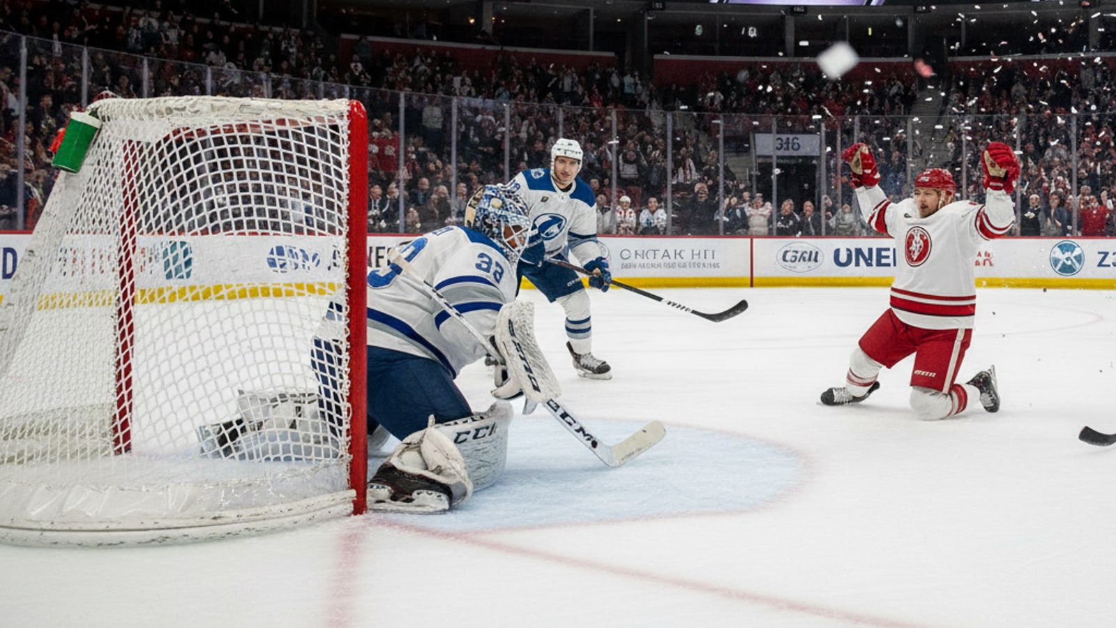 How are goals scored in ice hockey?